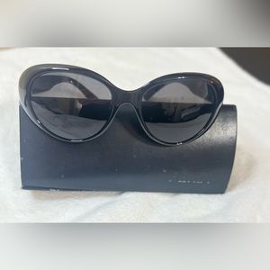 Beautiful Fendi sunglasses in great condition.